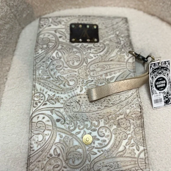 LV KEEP IT GYPSY DISTRESSED‎ Embossed  LEATHER COWHIDE  PRINT CLUTCH NWT - Picture 6 of 8